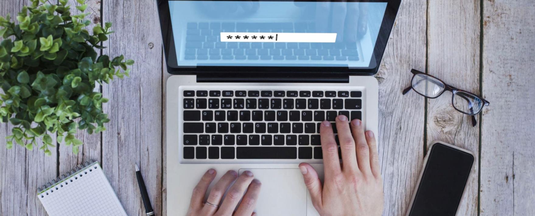 Startup-Arbeit am Laptop mit Notizen