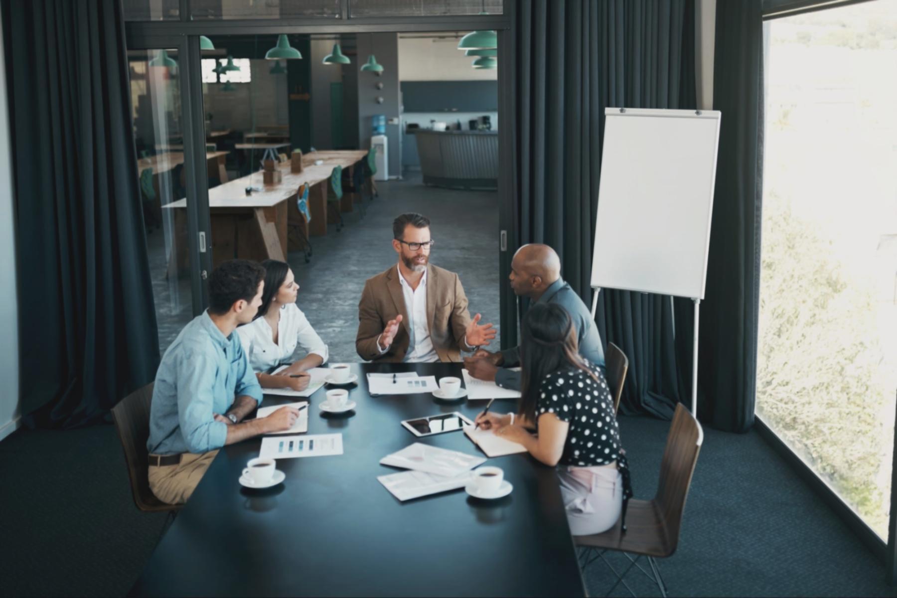 Arbeitsbereich mit Laptop und Notizen für Startup-Planung